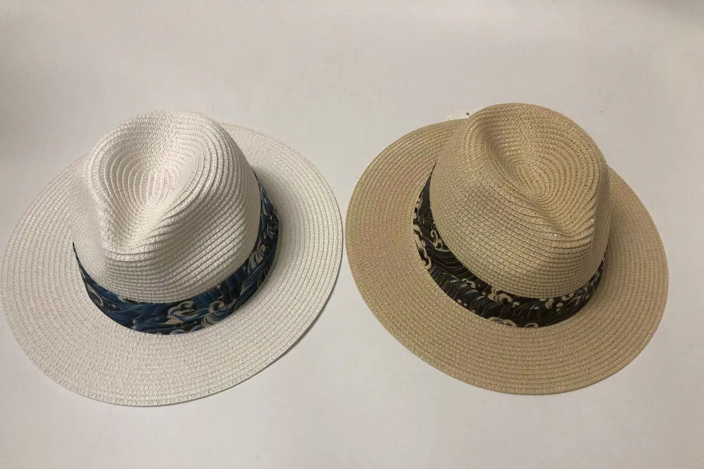 Bijeli/bež ženski šešir s ukrasnom trakom