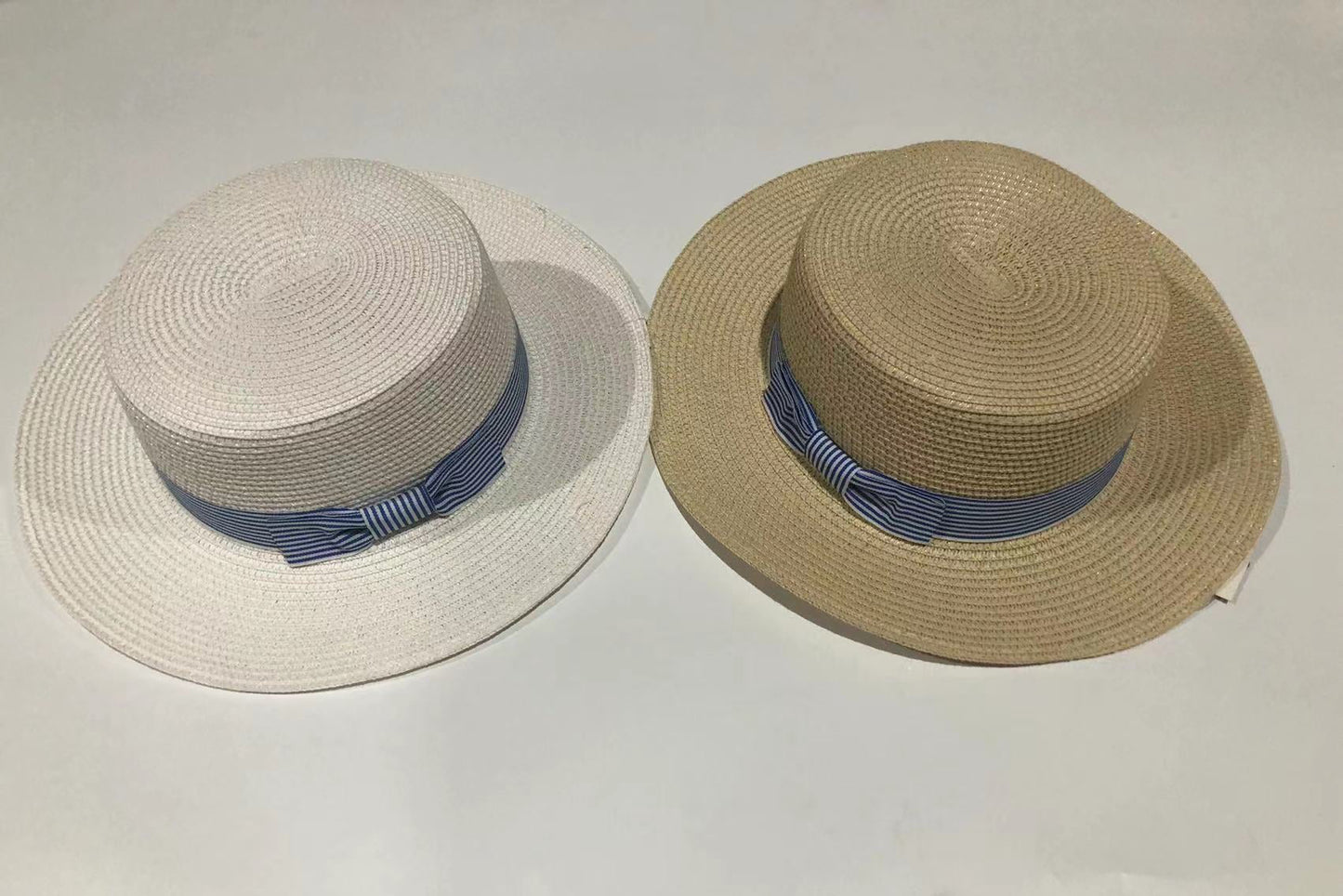 Bijeli/bež ženski šešir s plavom ukrasnom trakom