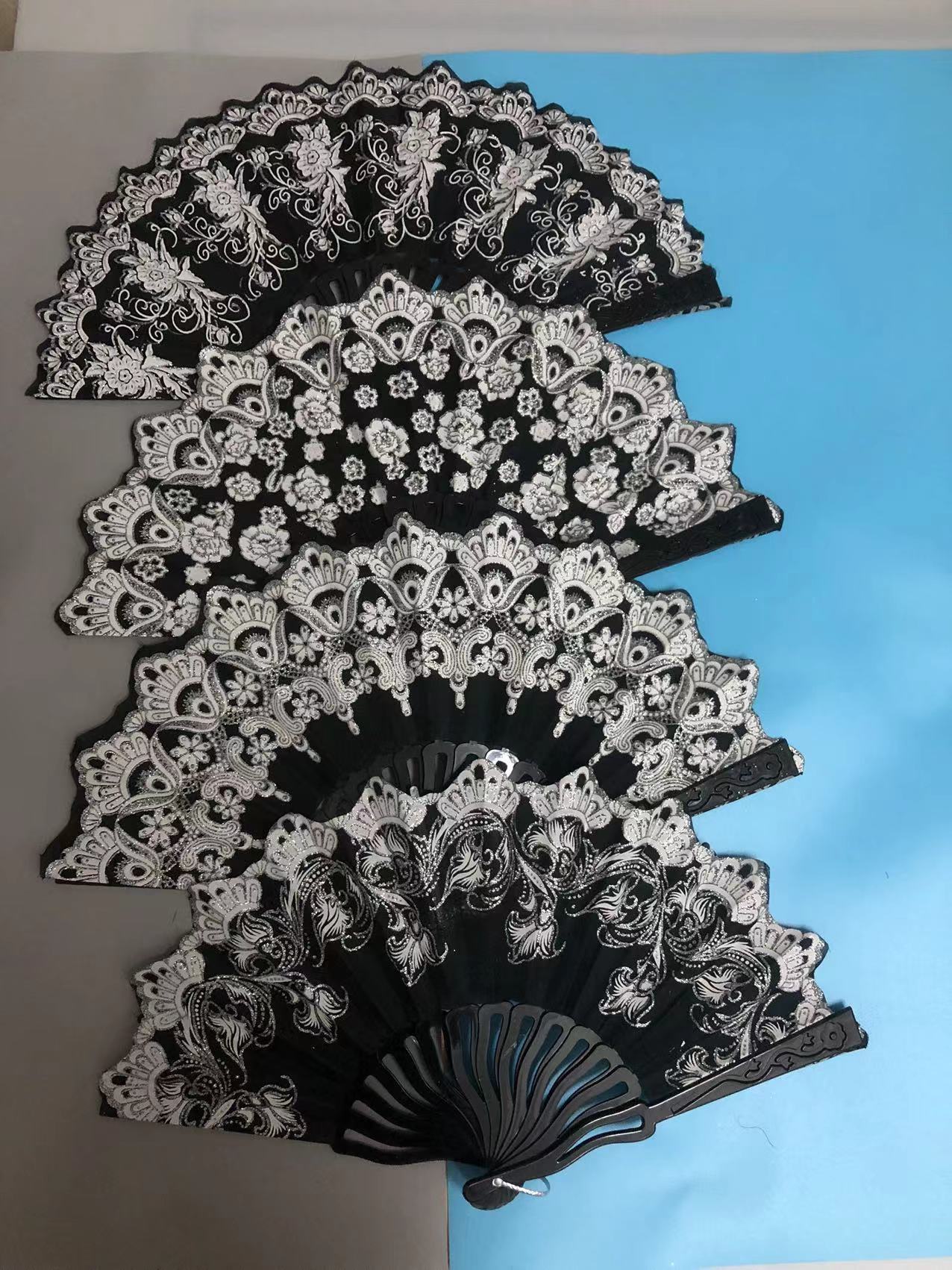 Crna neutralna lepeza s bijelim detaljima